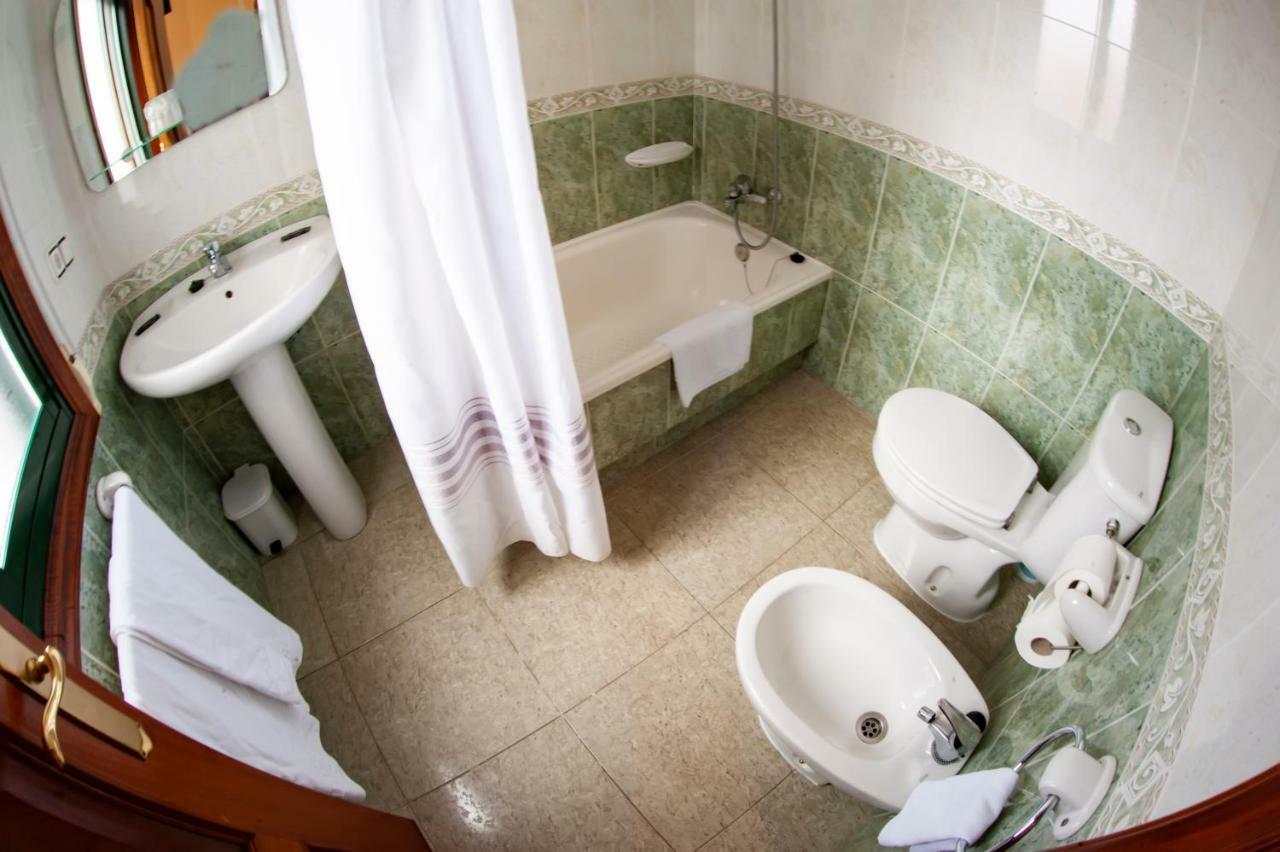 Hostal O Camouco Portonovo Buitenkant foto